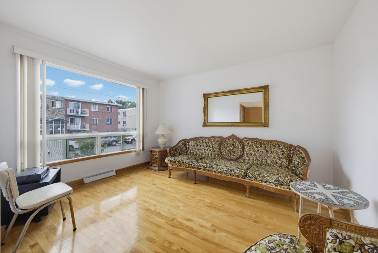 Salon — 10531 - 10533 Av. Armand-Lavergne, Montréal
