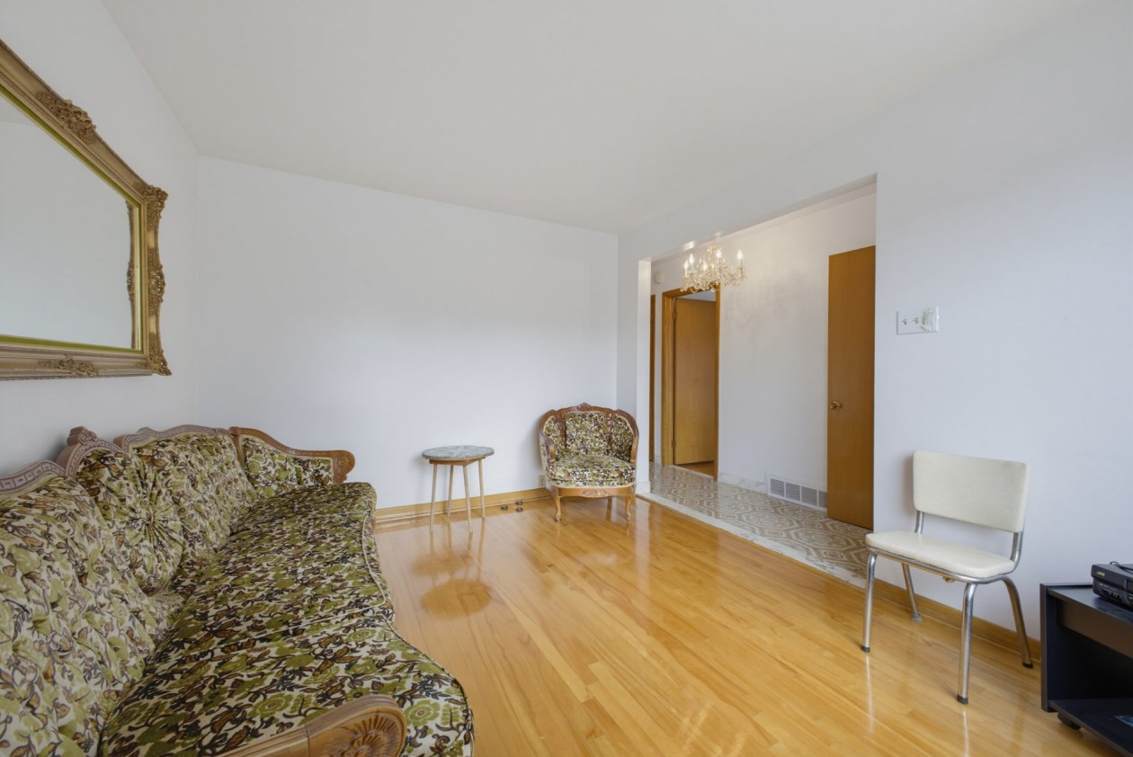 Salon — 10531 - 10533 Av. Armand-Lavergne, Montréal