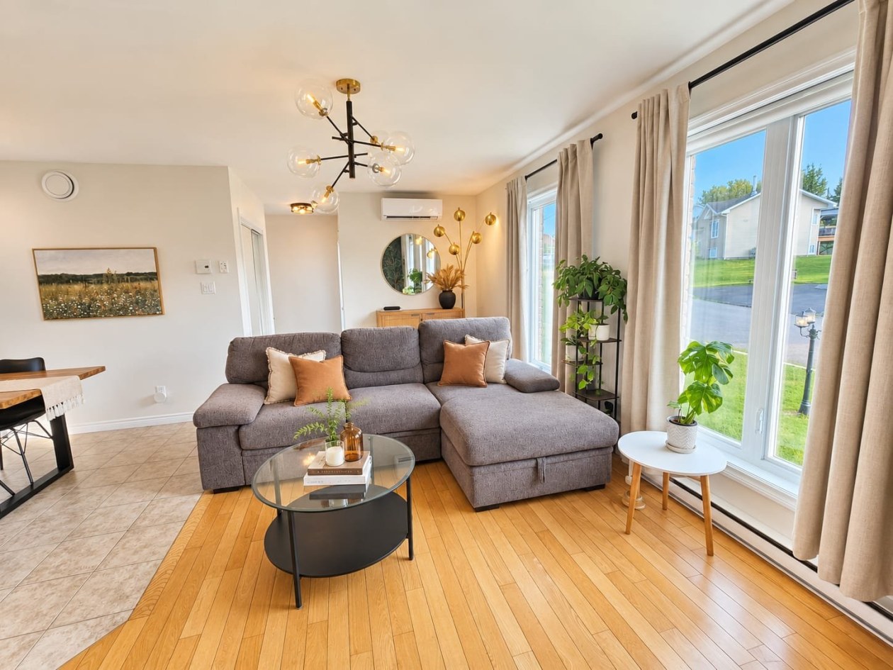 Salon — 248 Rue de la Riviera, Saguenay