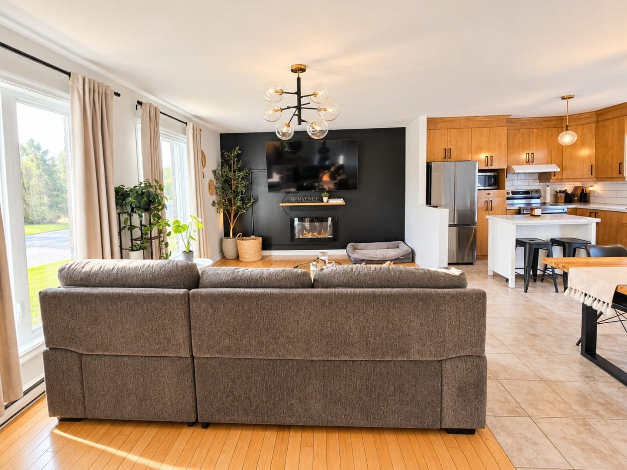 Salon — 248 Rue de la Riviera, Saguenay