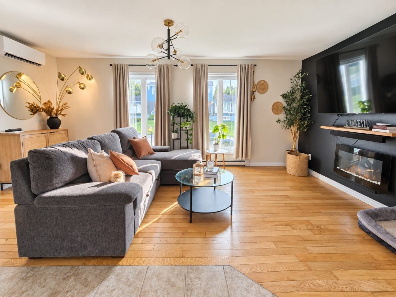 Salon — 248 Rue de la Riviera, Saguenay
