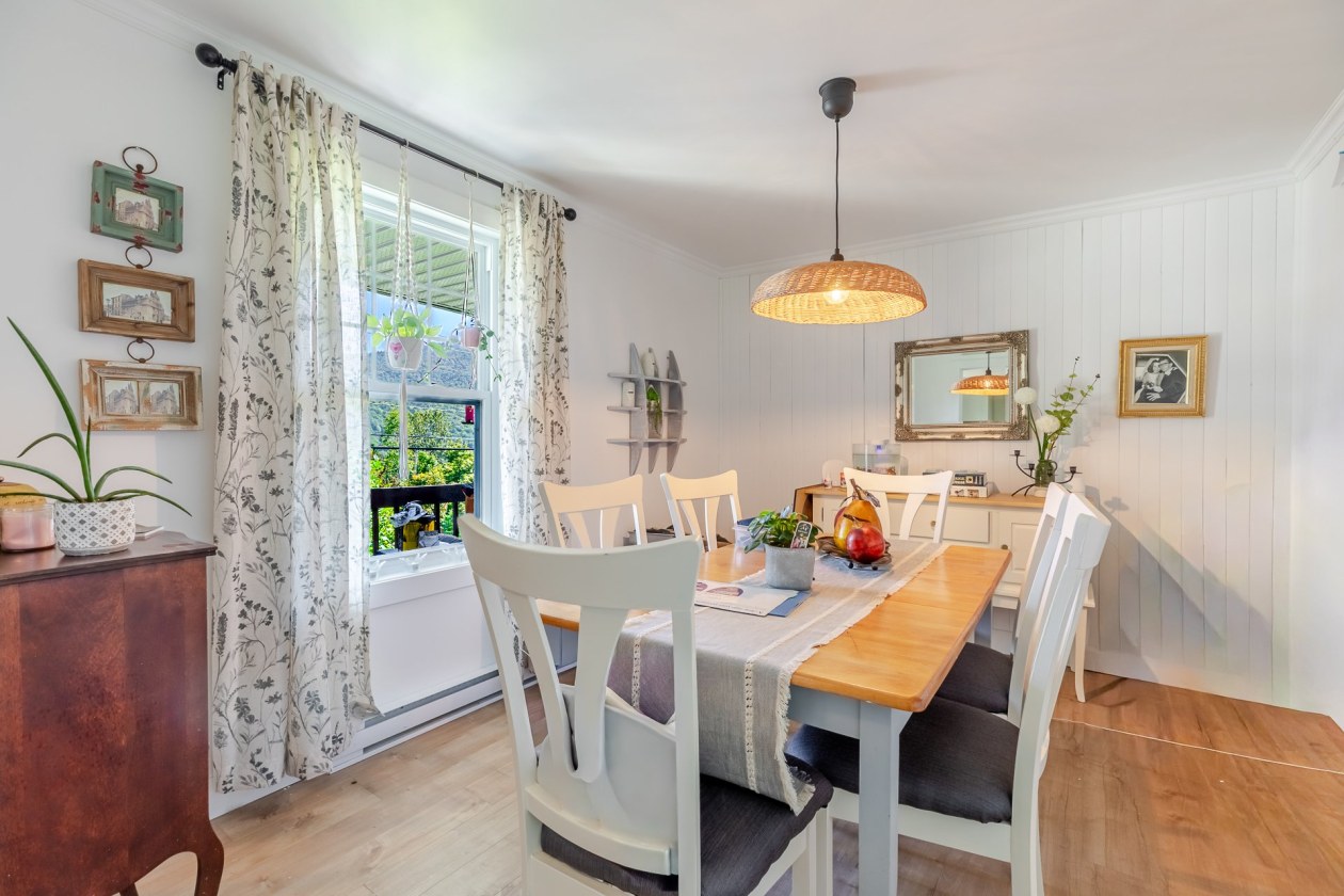 Salle à manger — 543 Av. Ste-Brigitte, Sainte-Brigitte-de-Laval