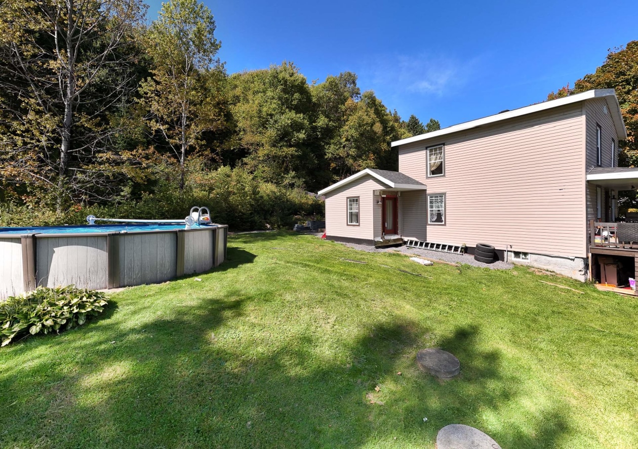 Piscine — 543 Av. Ste-Brigitte, Sainte-Brigitte-de-Laval