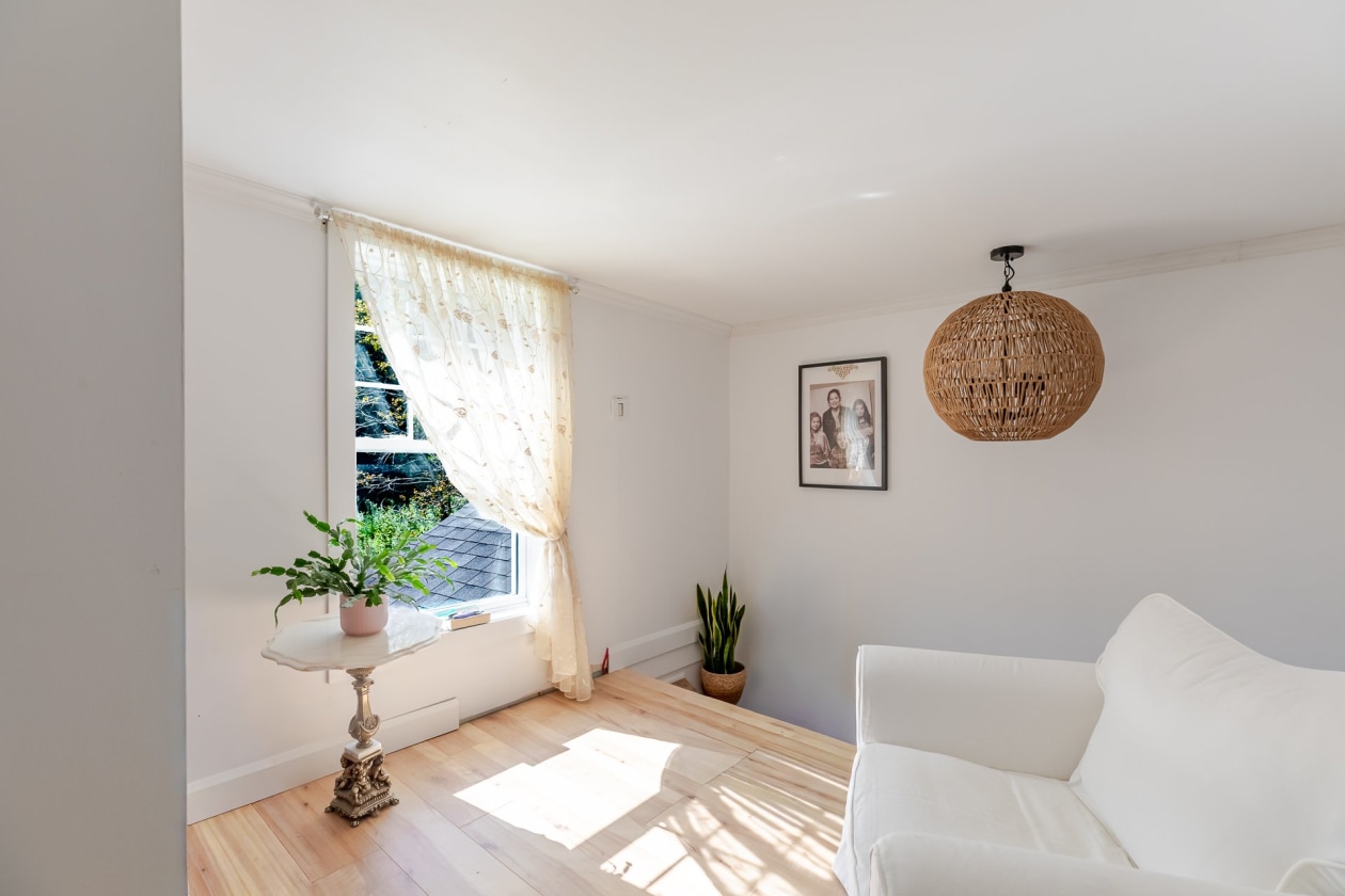 Boudoir — 543 Av. Ste-Brigitte, Sainte-Brigitte-de-Laval