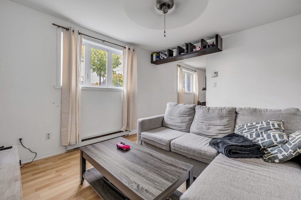 Salon — 27 Rue du Sénégal, Québec