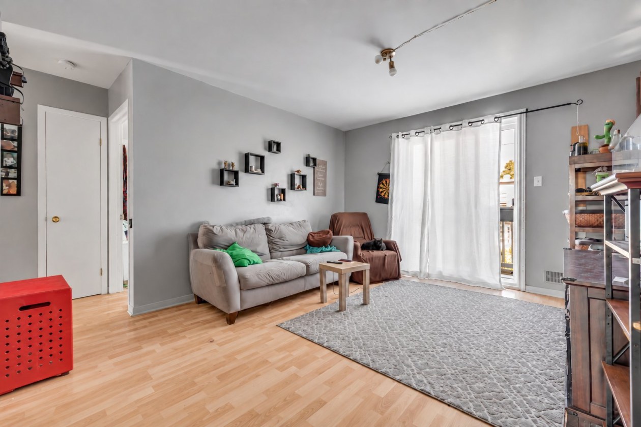 Salon — 27 Rue du Sénégal, Québec