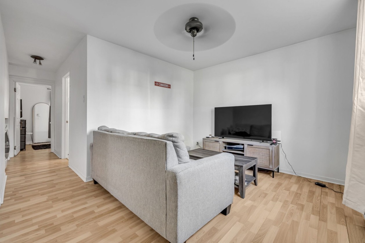 Salon — 27 Rue du Sénégal, Québec