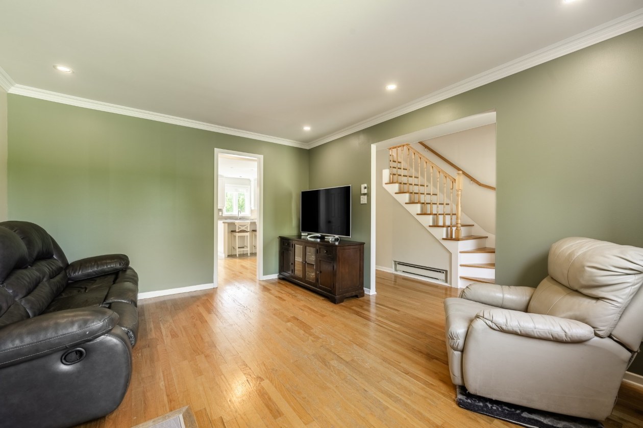 Salon — 224, Rue de Montligeon, Boucherville, J4B6E6, Boucherville