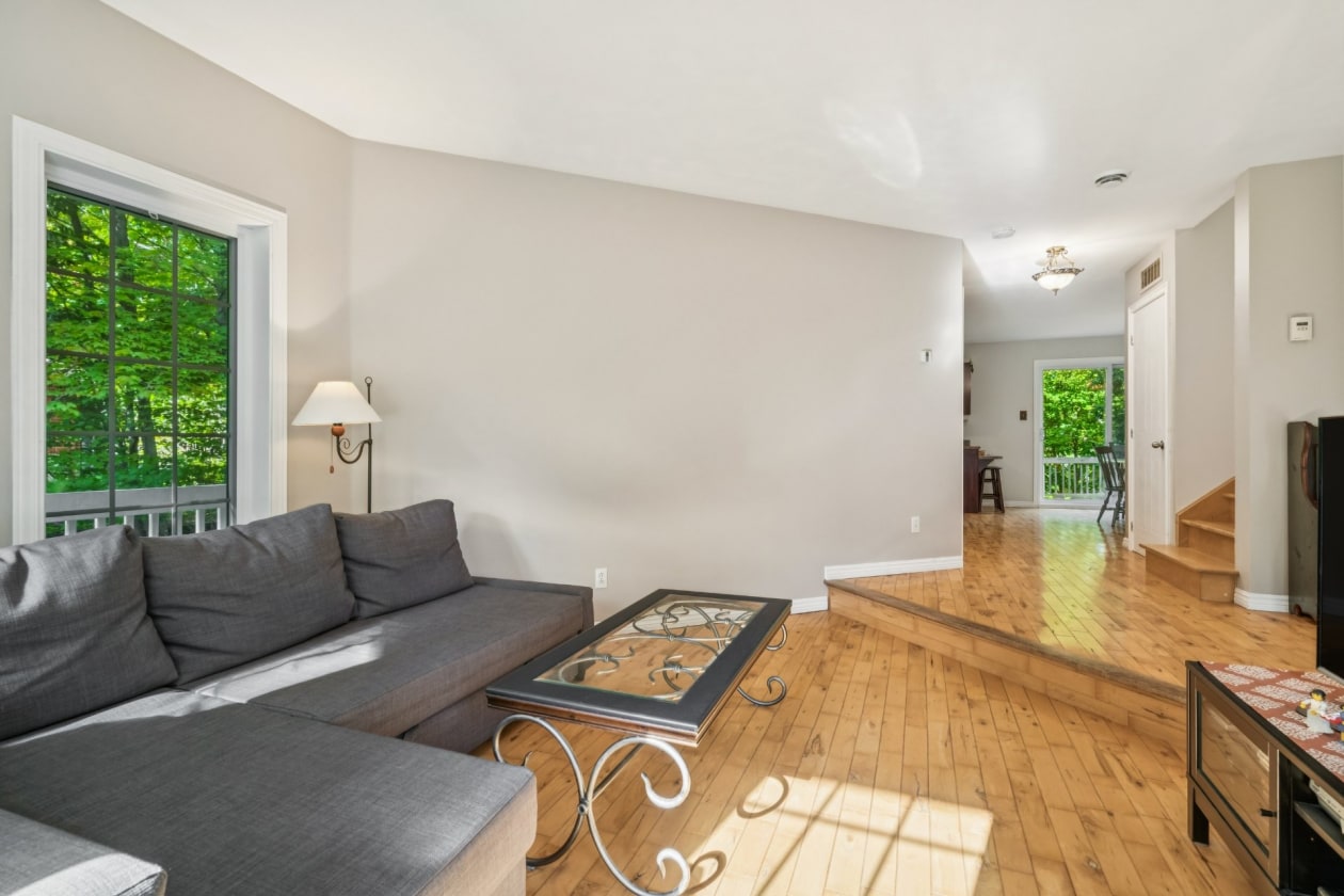 Salon — 153, Rue Larivière, Saint-Colomban, J5K1E5, Saint-Colomban