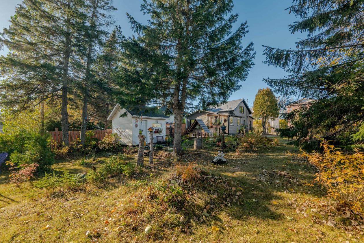 Cour — 433 Rue Cartier, Rimouski