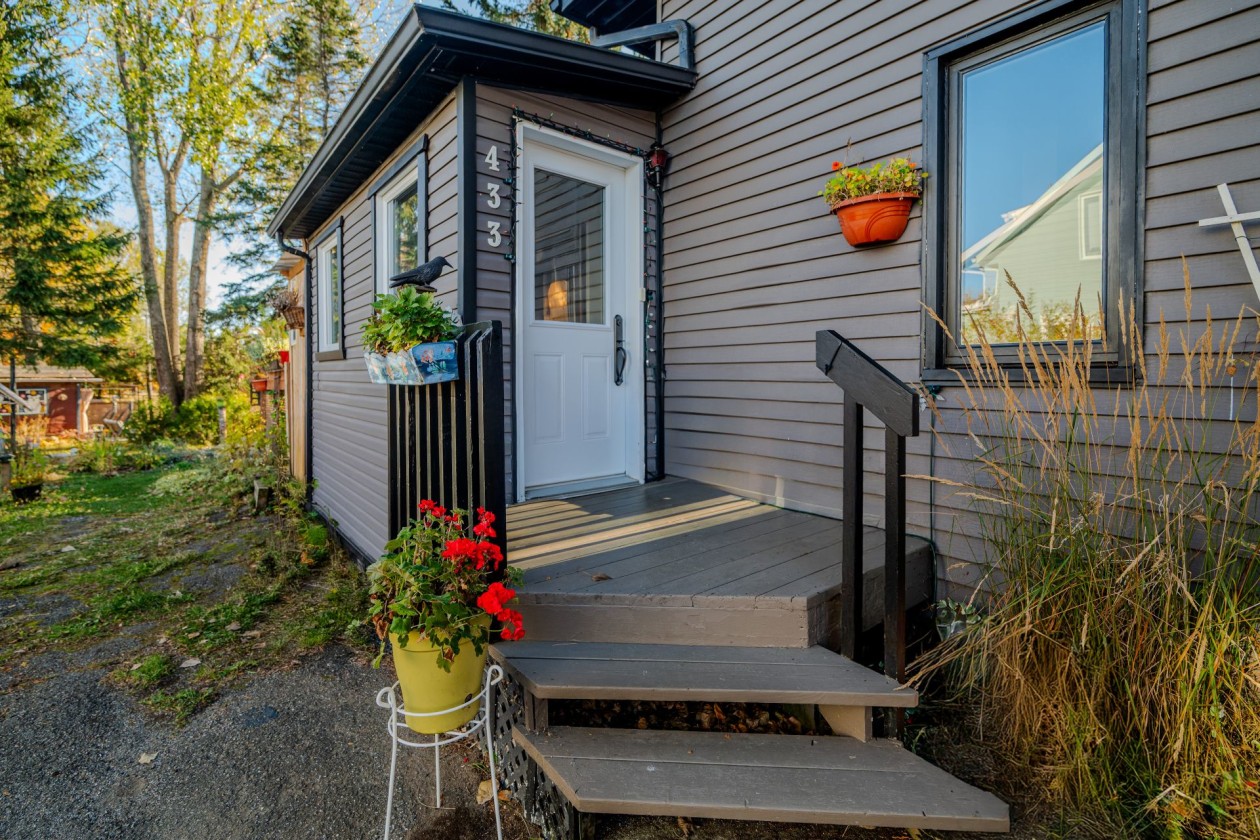 Entrée extérieure — 433 Rue Cartier, Rimouski