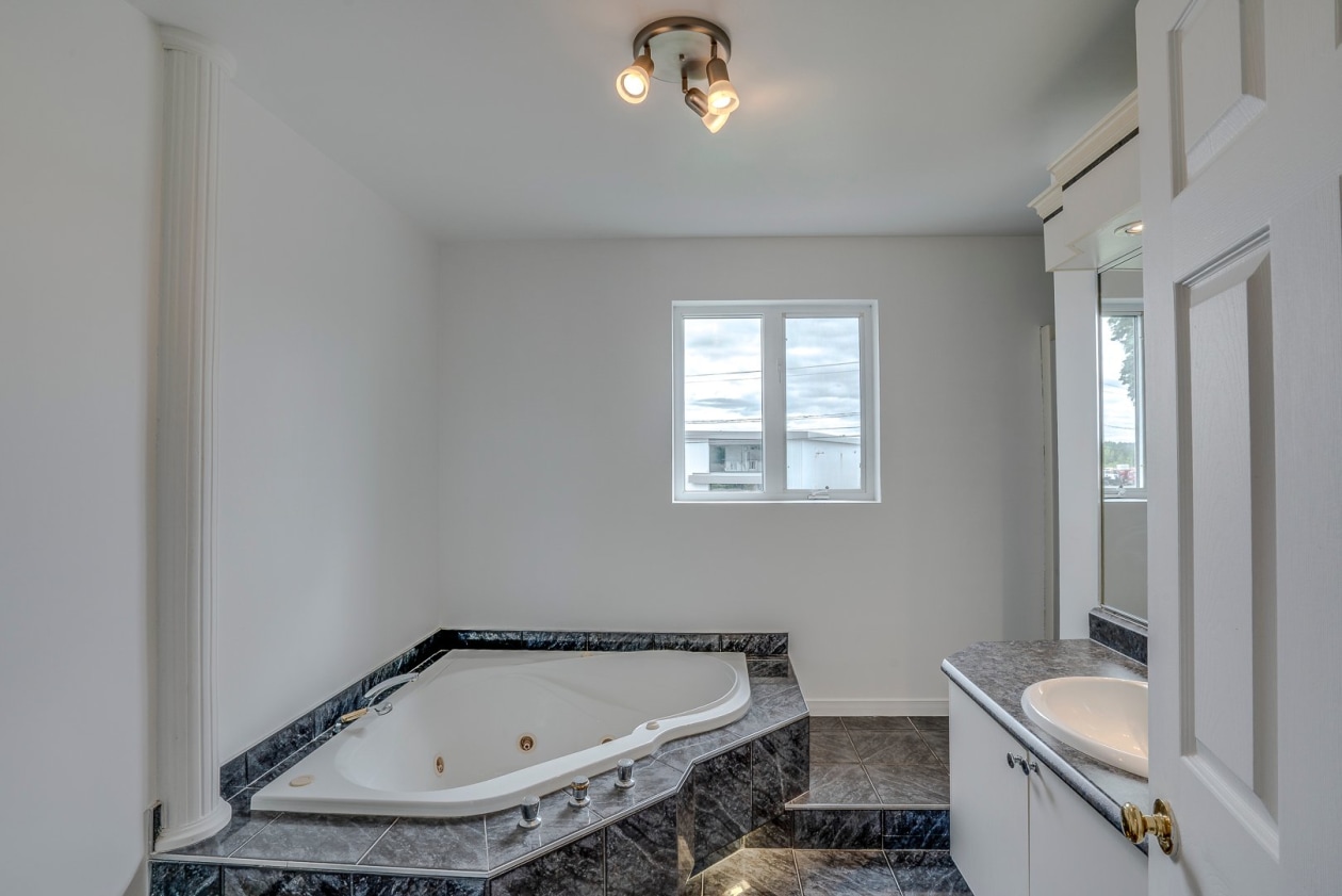 Salle de bains — 9015 Boul. Guillaume-Couture, Lévis