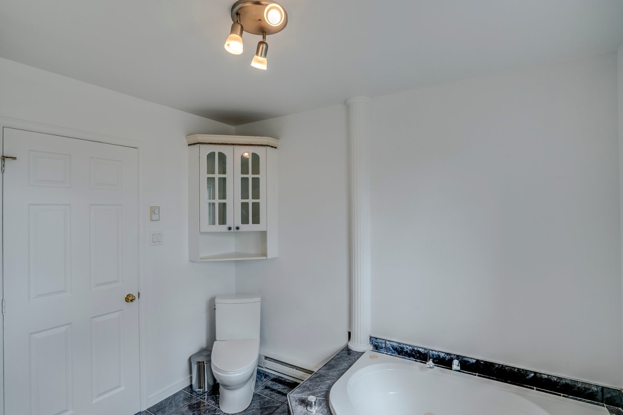 Salle de bains — 9015 Boul. Guillaume-Couture, Lévis