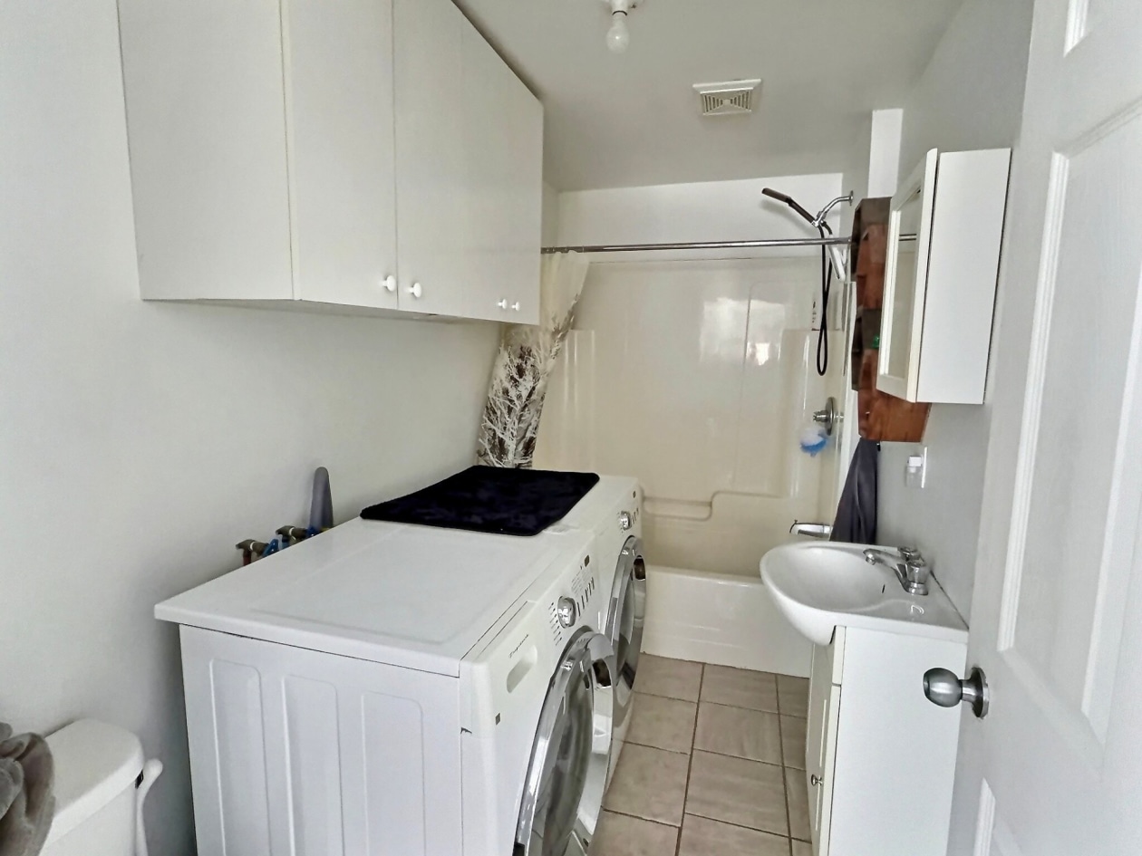 Salle de bains — 370 - 372 Boul. Ste-Madeleine, Trois-Rivières