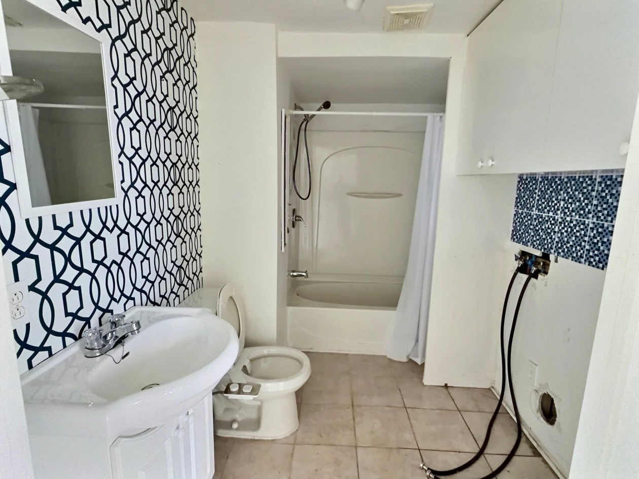 Salle de bains — 370 - 372 Boul. Ste-Madeleine, Trois-Rivières