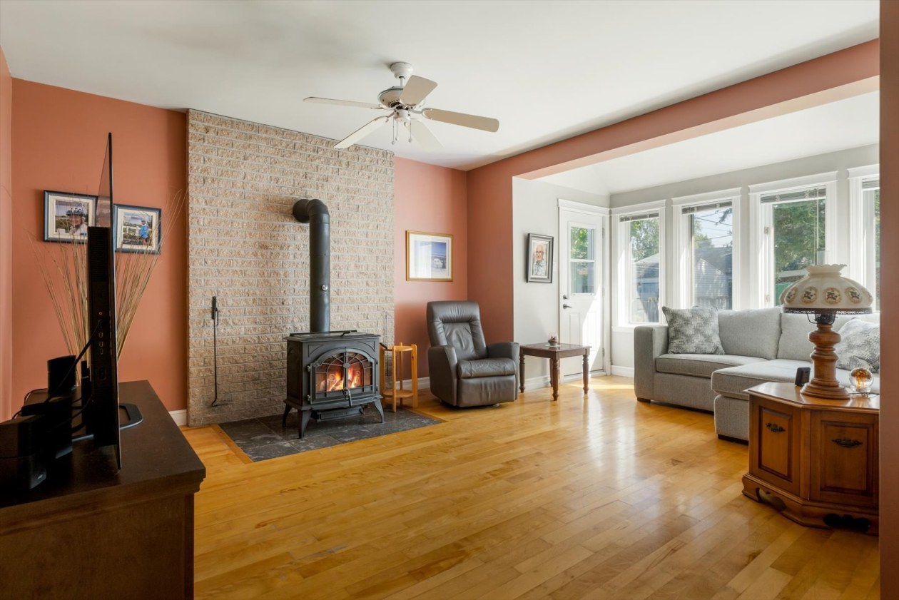 Salon — 800, Rue Deveau, Trois-Rivières, G8V1L1, Trois-Rivières