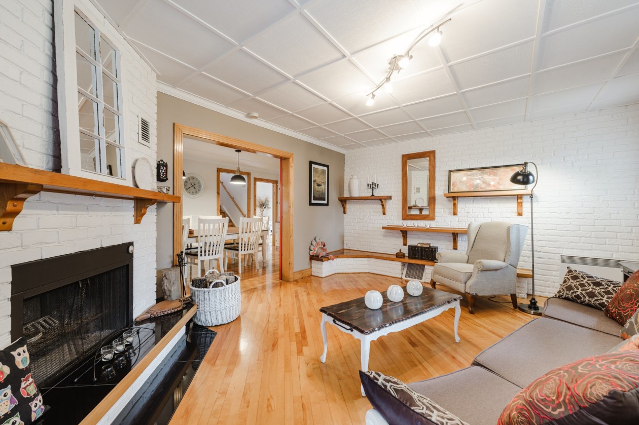 Salon — 211, Rue St-Georges, Ange-Gardien, J0E1E0, Ange-Gardien