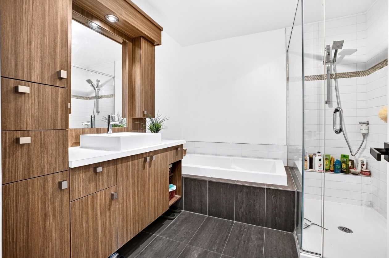 Salle de bains — 2534, Av. Bilaudeau, Montréal (Mercier/Hochelaga-Maisonneuve), H1K4A8, Montréal (Mercier/Hochelaga-Maisonneuve)