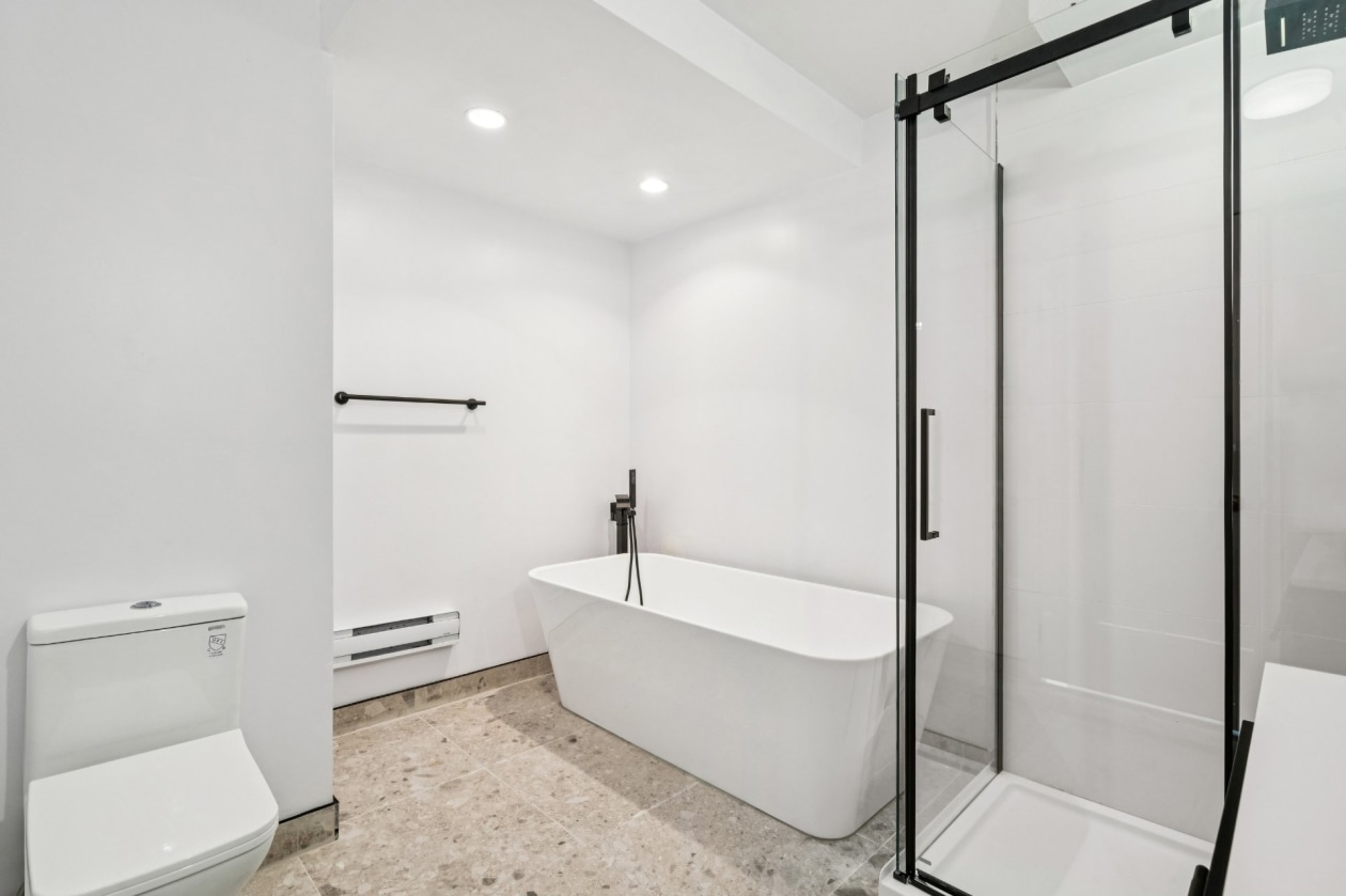 Salle de bains — 7035 Rue Galarneau, Laval