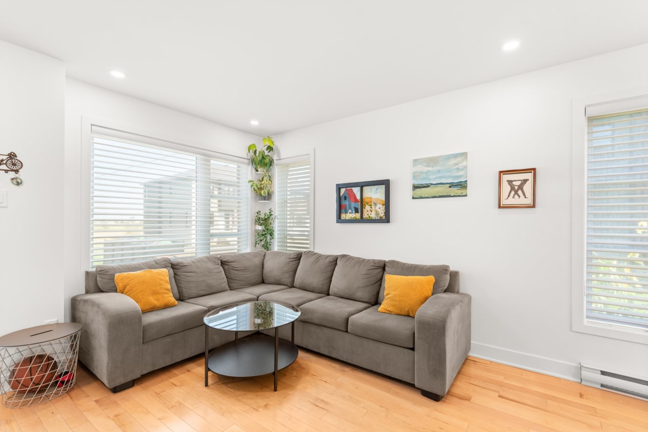 Salon — 156, Rue Ste-Anne, Saint-Jacques, J0K2R0, Saint-Jacques