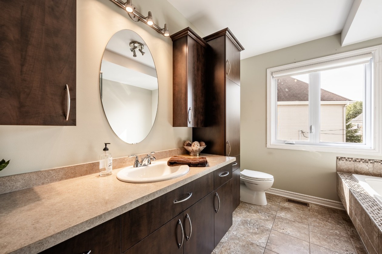 Bathroom — 1837 Rue d'Annecy, Saint-Jérôme