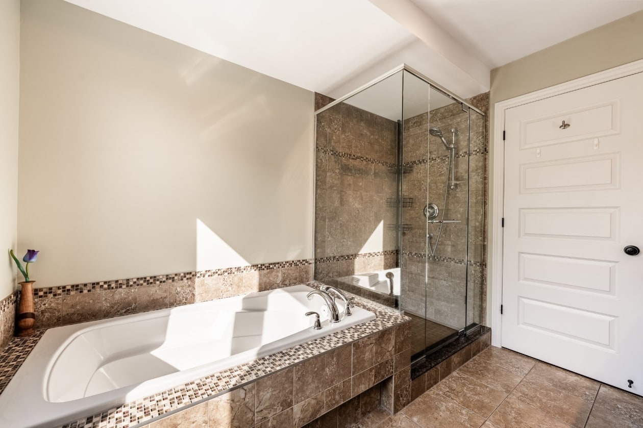 Bathroom — 1837 Rue d'Annecy, Saint-Jérôme