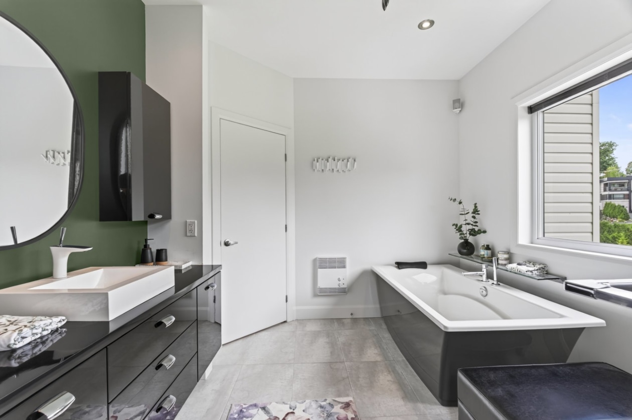 Salle de bains — 224 Rue des Berges, Neuville