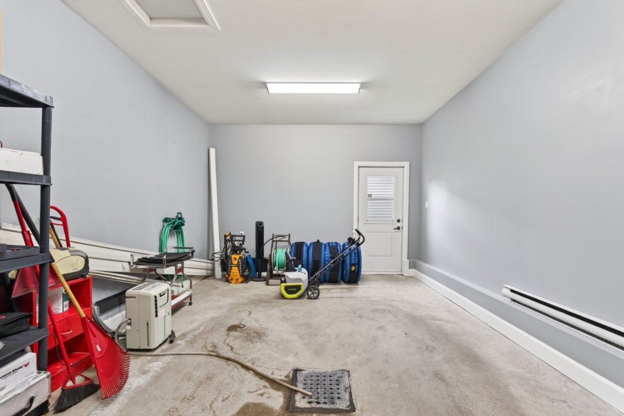 Garage — 224 Rue des Berges, Neuville