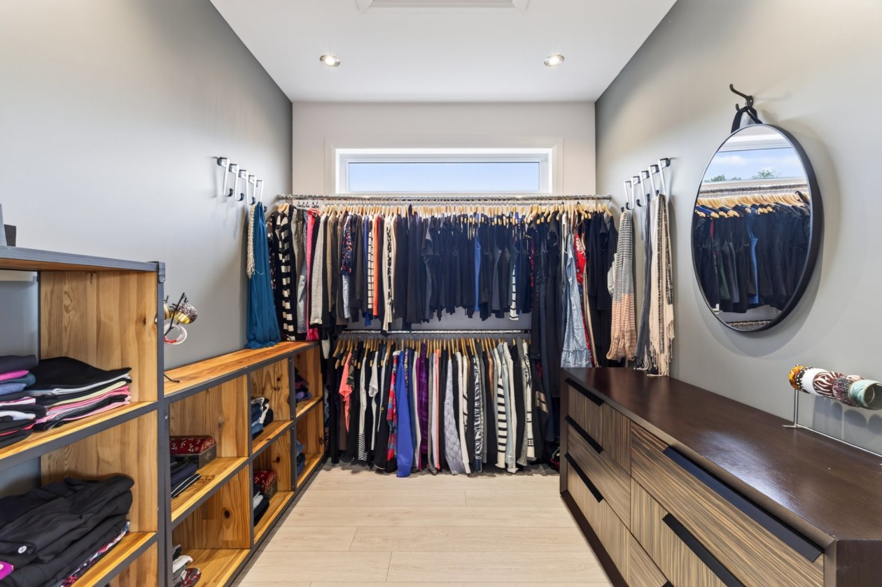 Penderie — 224 Rue des Berges, Neuville