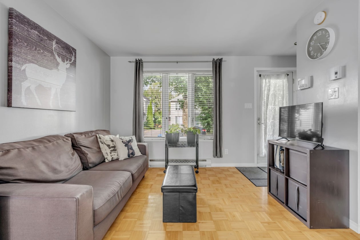 Salon — 2290Z, Rue du Neptune, Québec (Les Rivières), G2E6J2, Québec (Les Rivières)