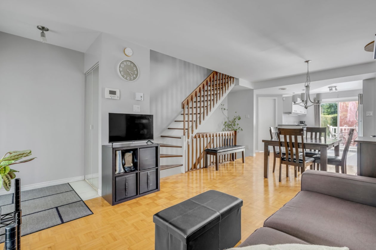 Salon — 2290Z, Rue du Neptune, Québec (Les Rivières), G2E6J2, Québec (Les Rivières)