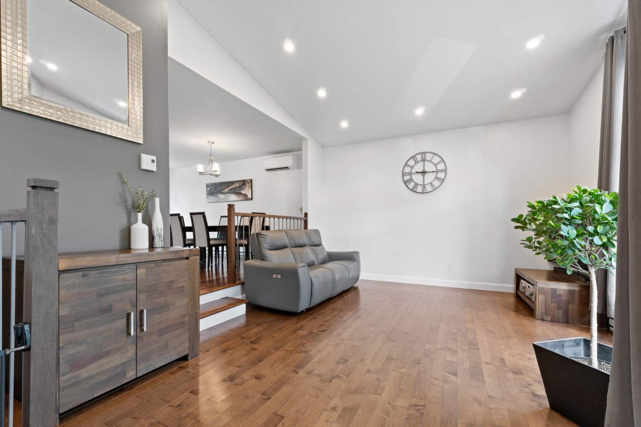 Salon — 3417, Rue Boisclair, Boisbriand, J7H1M3, Boisbriand