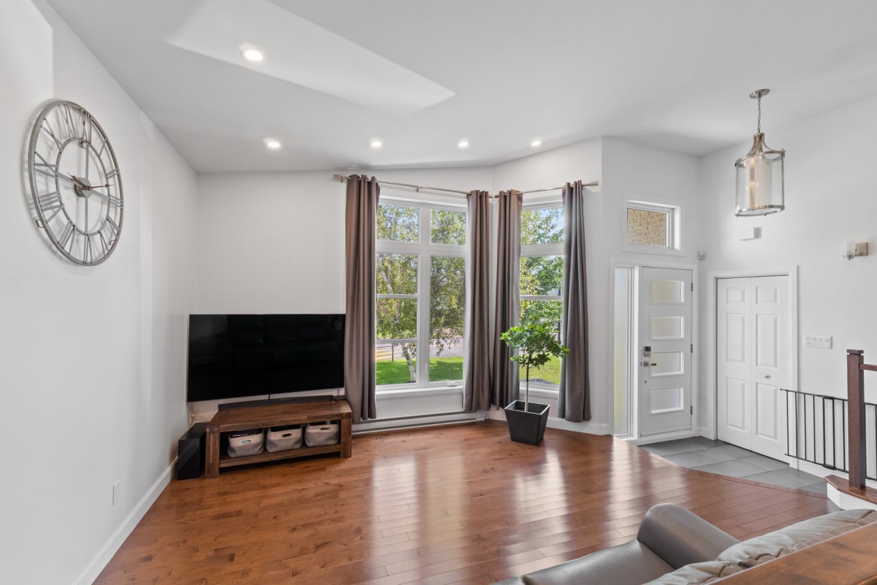 Salon — 3417, Rue Boisclair, Boisbriand, J7H1M3, Boisbriand