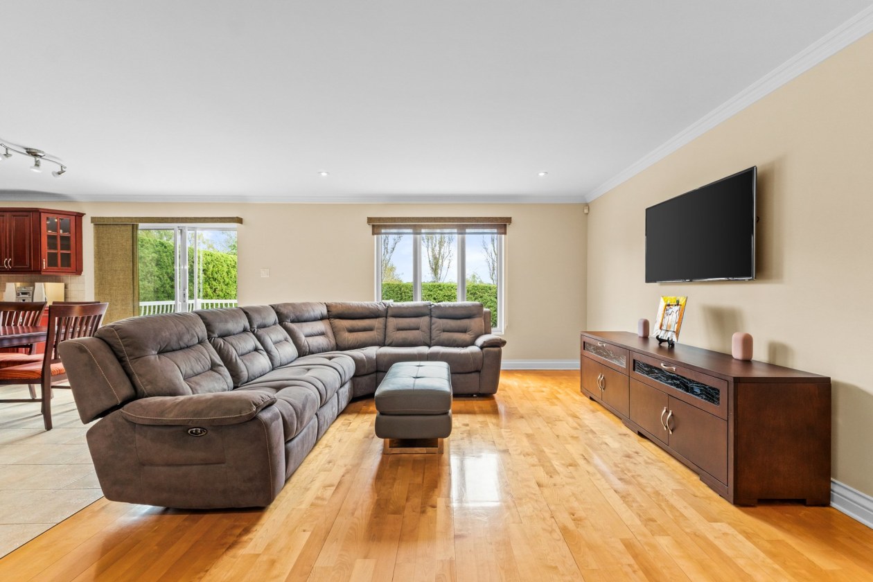 Salon — 3928, Rue du Commissaire, Laval (Duvernay), H7E5H4, Laval (Duvernay)