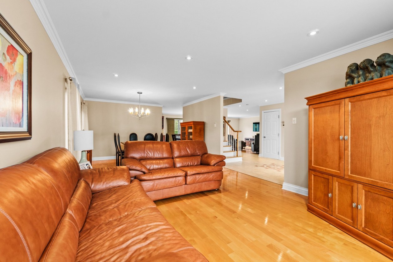 Salon — 3928, Rue du Commissaire, Laval (Duvernay), H7E5H4, Laval (Duvernay)