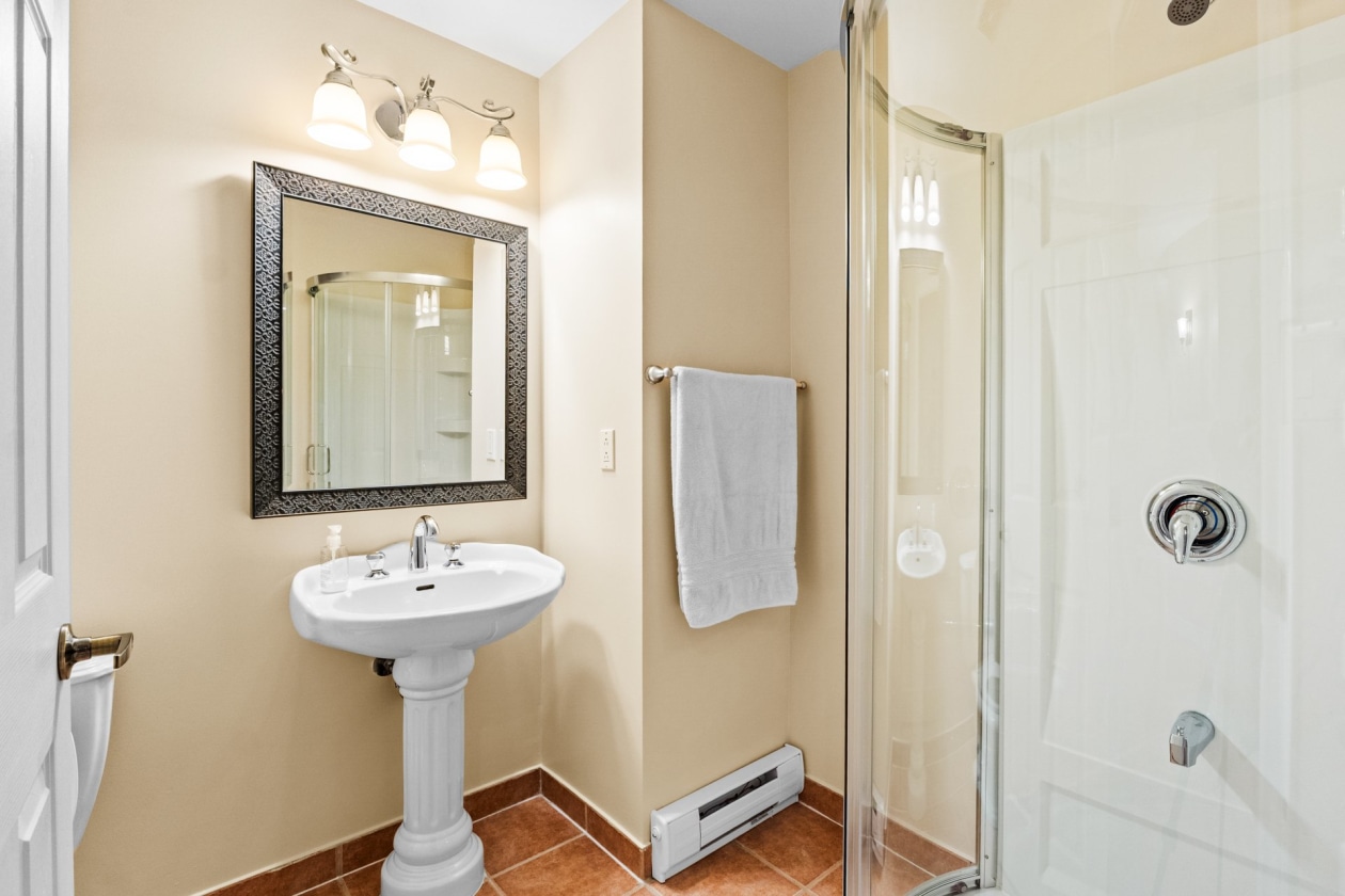 Salle de bains — 3928, Rue du Commissaire, Laval (Duvernay), H7E5H4, Laval (Duvernay)