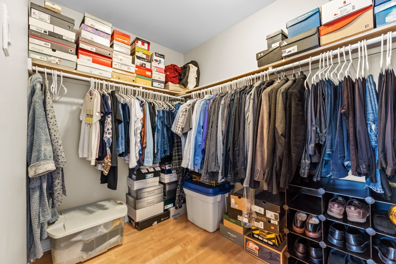 Penderie — 3928, Rue du Commissaire, Laval (Duvernay), H7E5H4, Laval (Duvernay)
