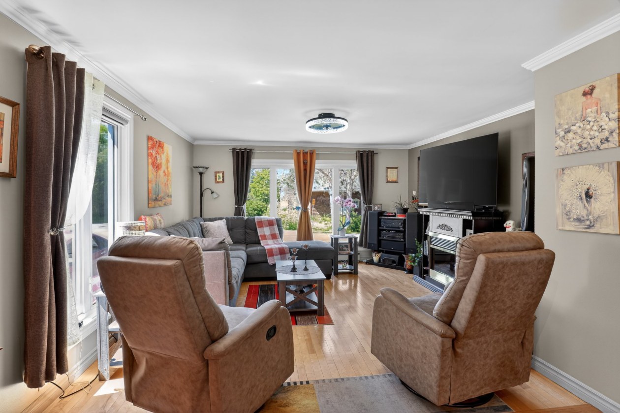 Salon — 16 - 16A Rue Lanthier, Saint-André-Avellin