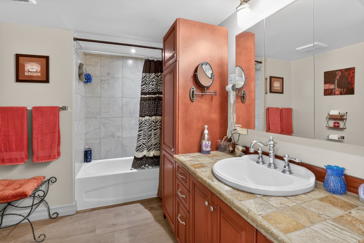 Salle de bains — 16 - 16A Rue Lanthier, Saint-André-Avellin