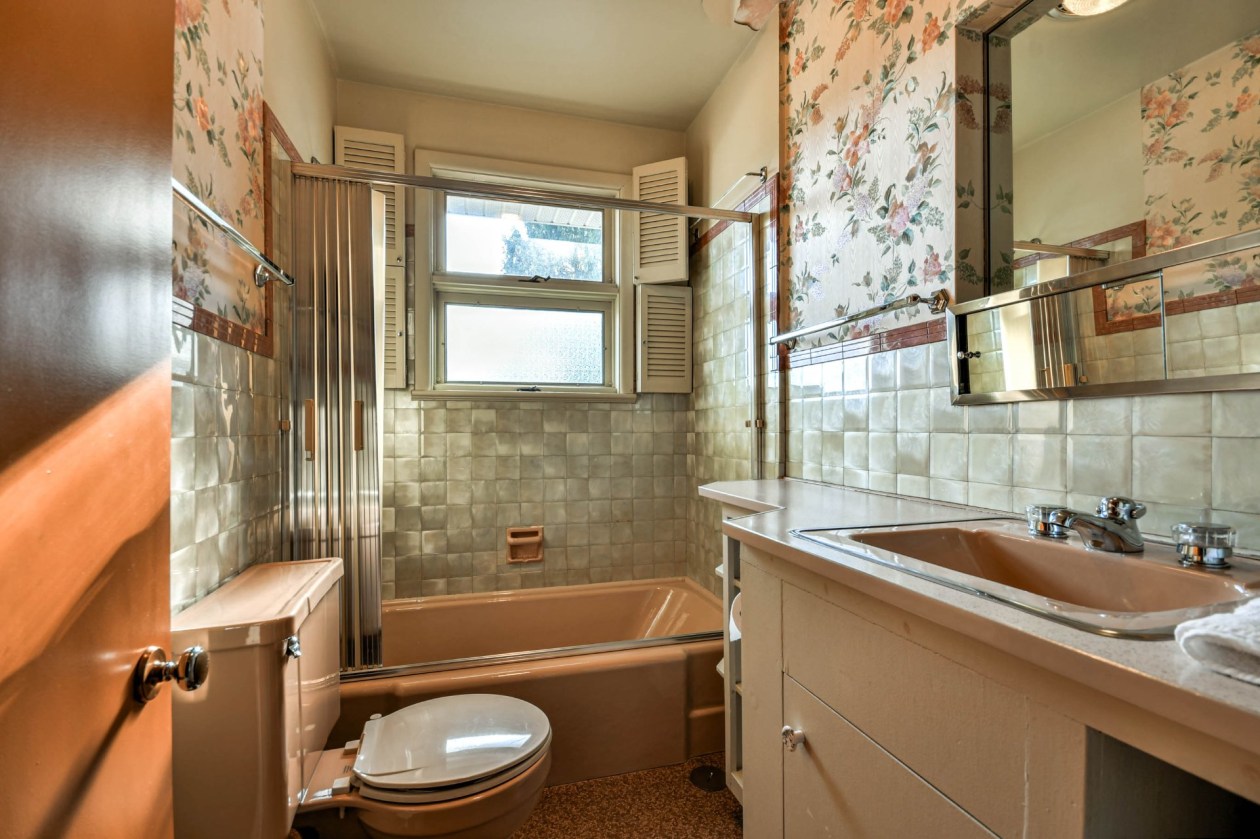 Salle de bains — 603 Rue Owens, Montebello