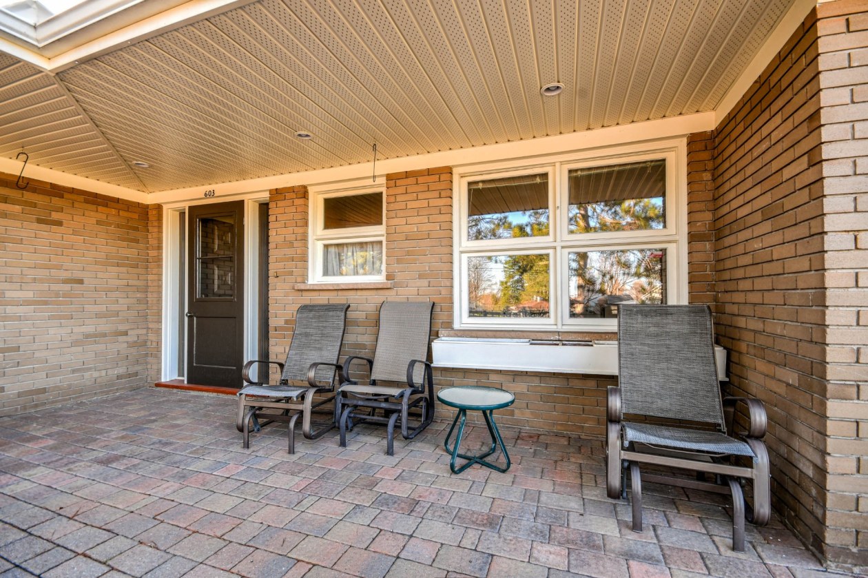 Terrasse — 603 Rue Owens, Montebello