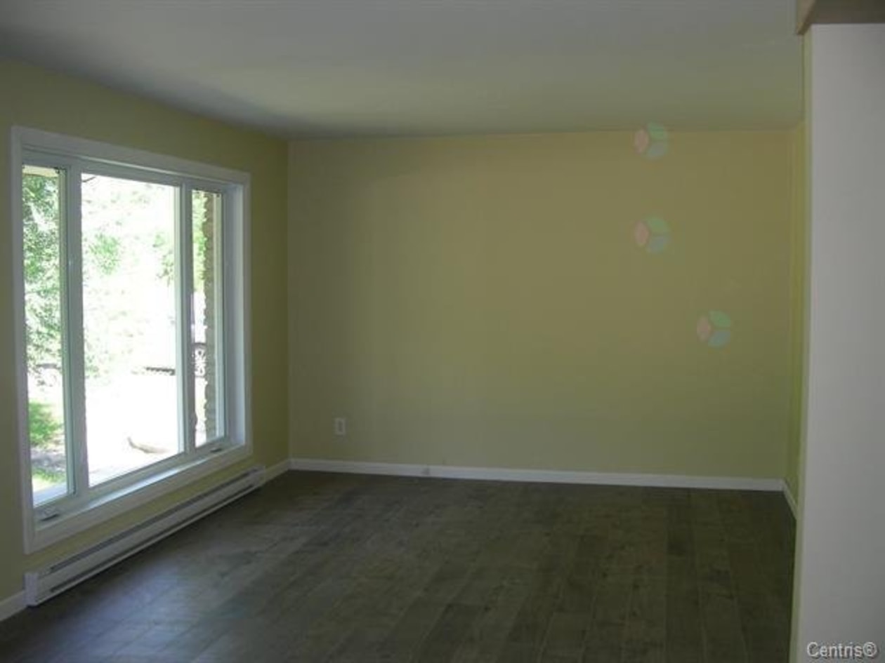 Salon — 2813 Route 148, Grenville-sur-la-Rouge