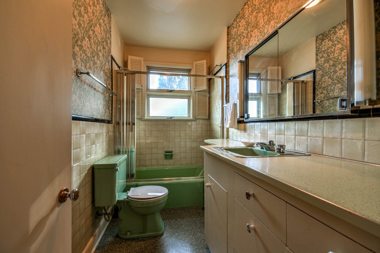 Salle de bains — 603 Rue Owens, Montebello