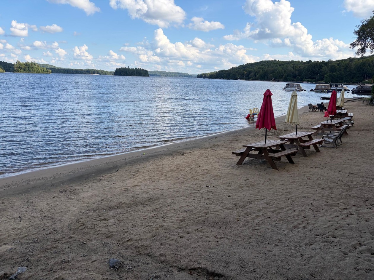 Bord de l'eau — Ch. du Tour-du-Lac, Lac-Simon