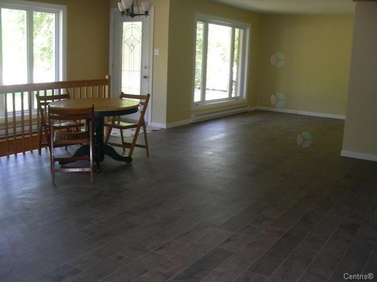 Salon — 2813 Route 148, Grenville-sur-la-Rouge