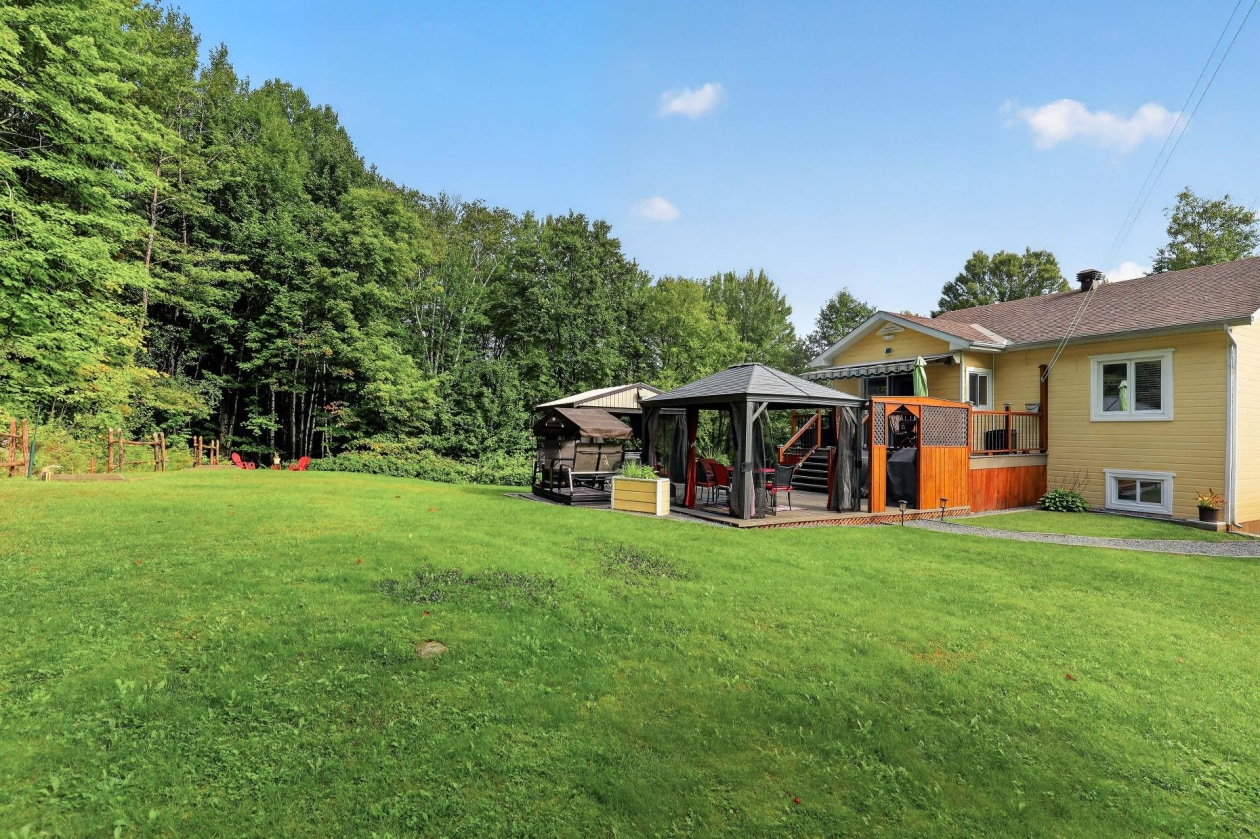 Cour — 1207 Route 321, Duhamel