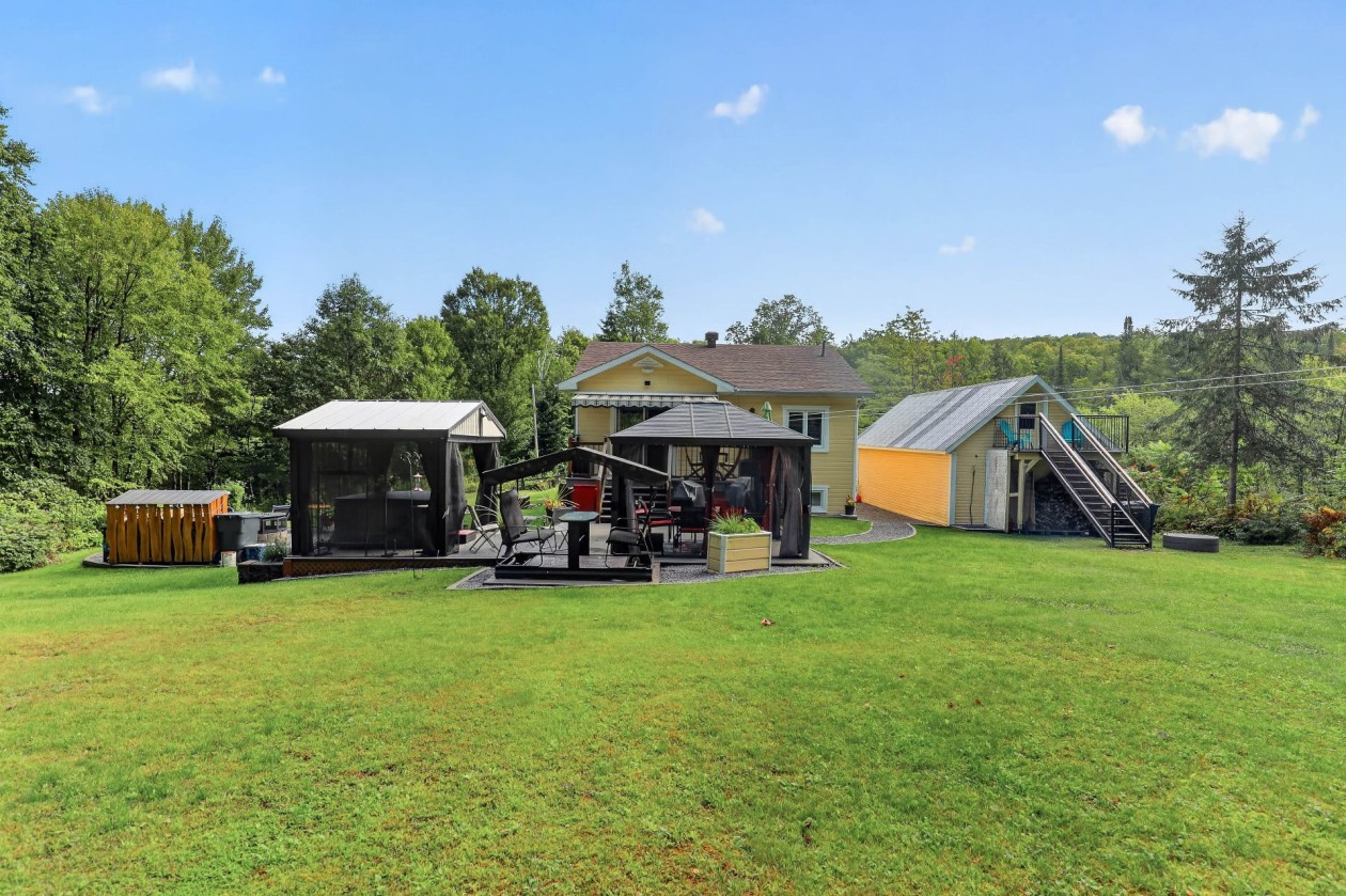 Cour — 1207 Route 321, Duhamel