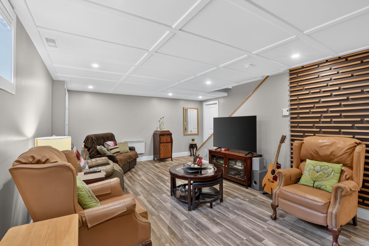 Salle familiale — 1207 Route 321, Duhamel