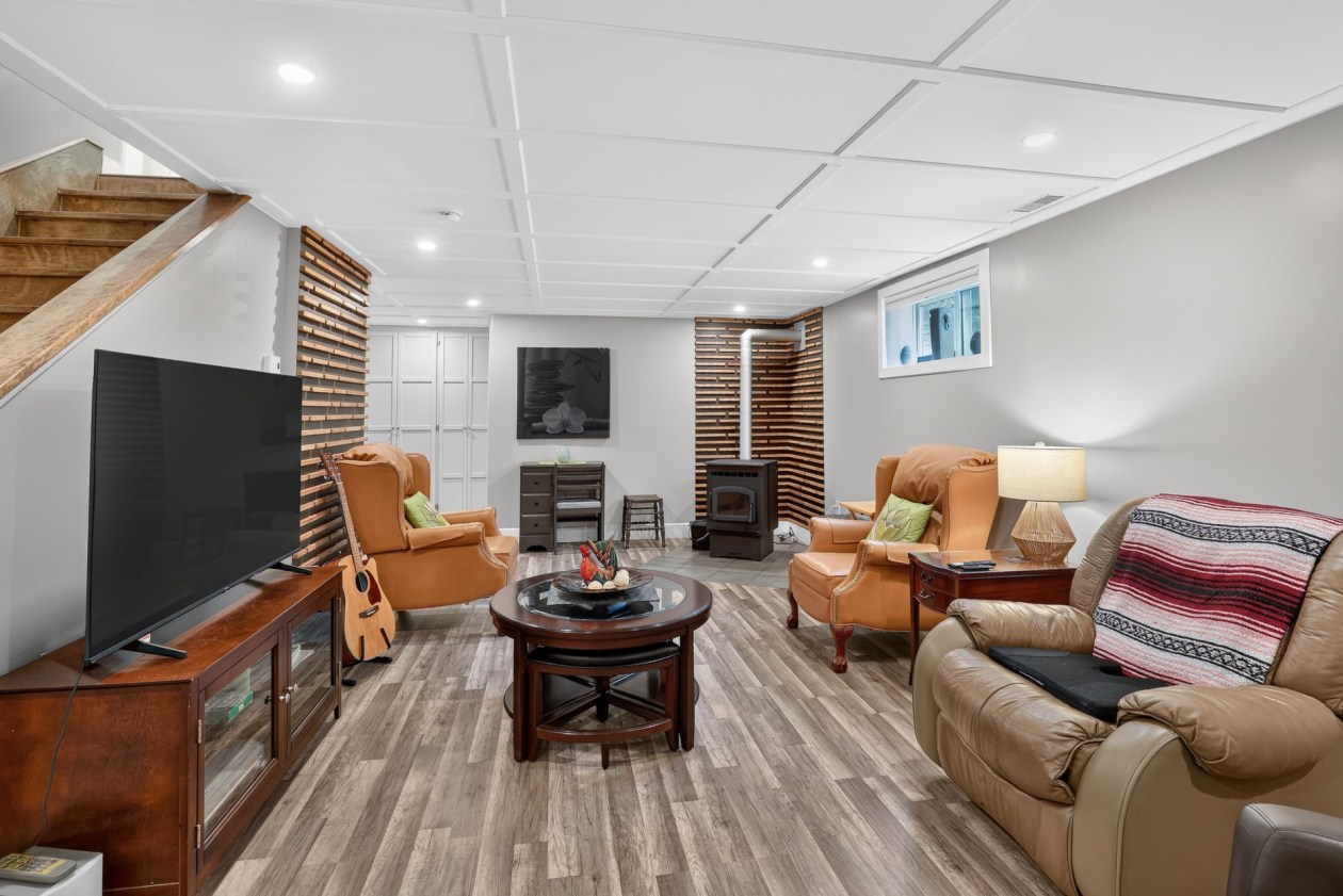 Salle familiale — 1207 Route 321, Duhamel
