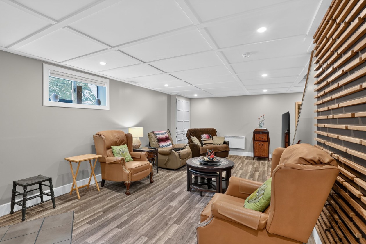 Salle familiale — 1207 Route 321, Duhamel